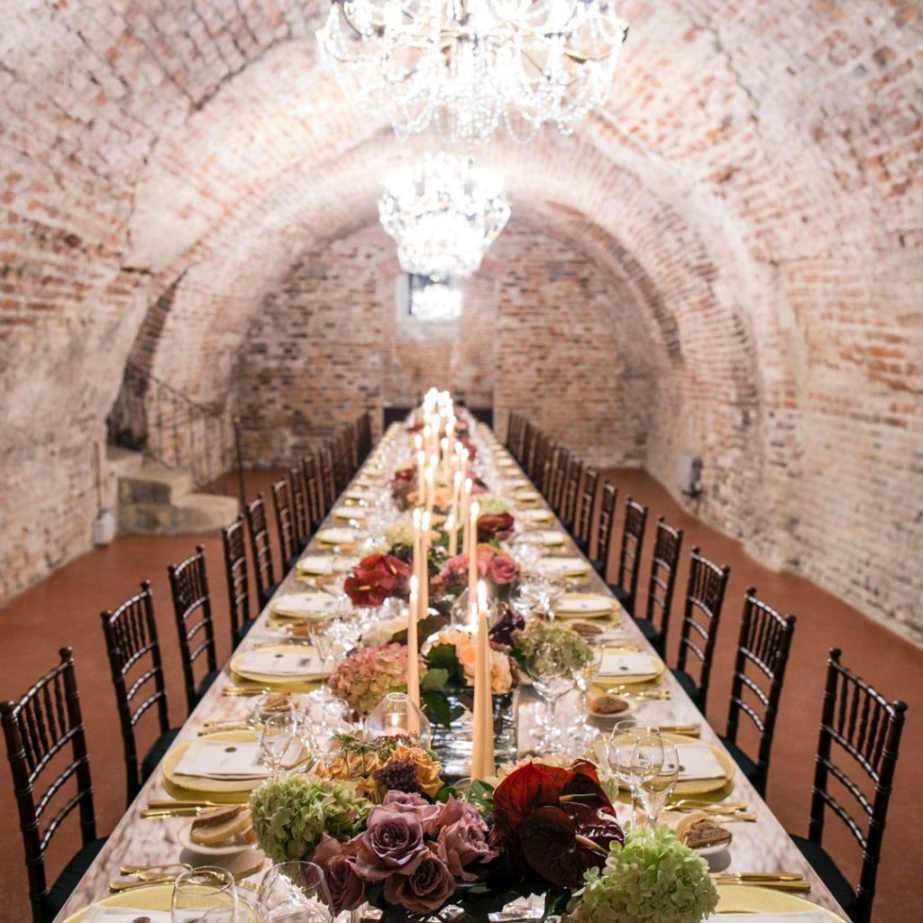 Sogni un matrimonio all?aperto o al coperto? 

Nel matrimonio di S&R abbiamo trasformato la cantina del Castello di Redabue in un avvolgente magia di luci, candele e fiori, cambiando anche i lampadari.

E? importante scegliere un luogo che abbia sempre un bel "piano B" almeno quanto la soluzione all?esterno.

Il sogno perfetto in un luogo altrettanto perfetto. Noi ti aiuteremo a trovare la location migliore! ?

Planning & Design: @kairoseventistudio?Photo @morlottistudio
Flower @elisabettacardani